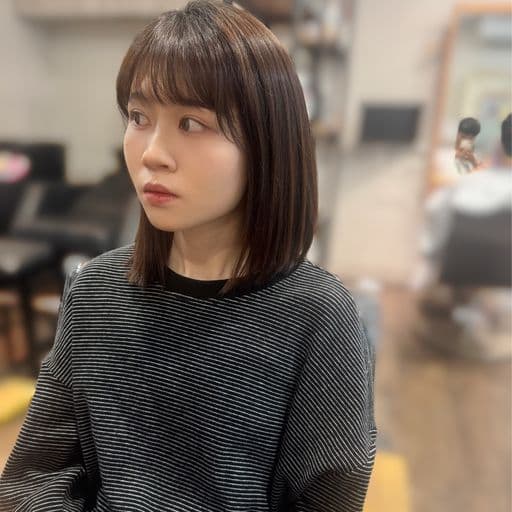 女生中長髮、短瀏海、女生染髮