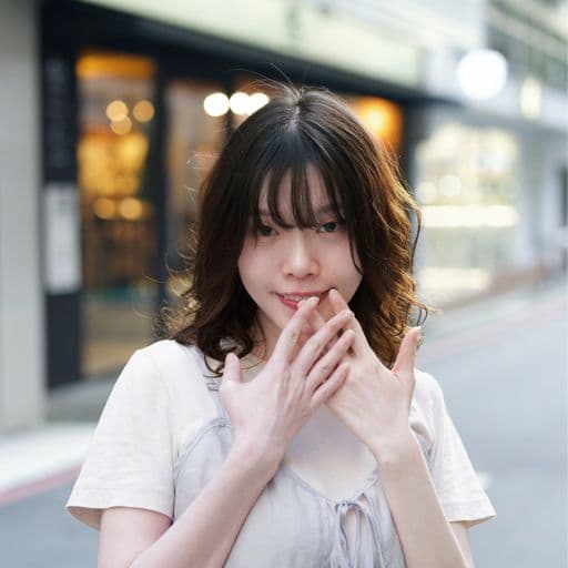 女生中長髮、短瀏海、女生燙髮