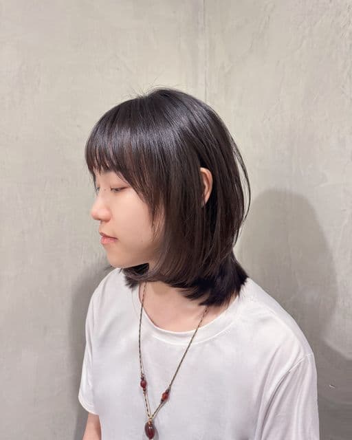 女生中長髮、多層次線條剪、層次髮型