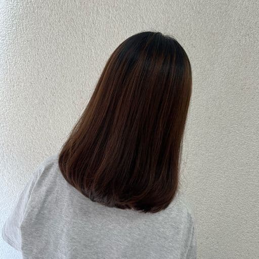 女生中長髮、短瀏海、女生燙髮