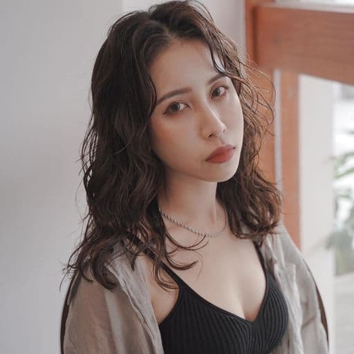 女生長髮、長瀏海、長臉