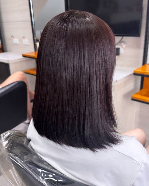 女生中長髮、短瀏海、圓臉