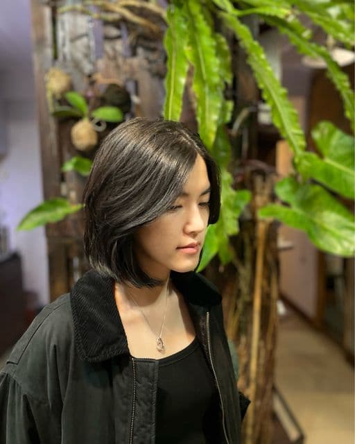 女生中長髮、長瀏海、多層次線條剪