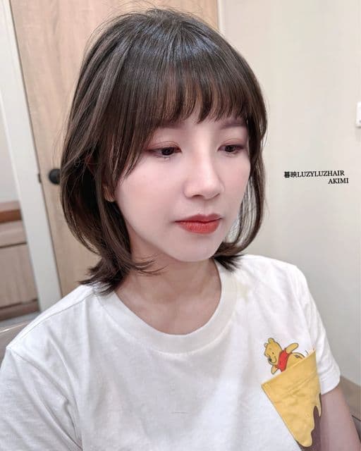 女生中長髮、短瀏海、圓臉