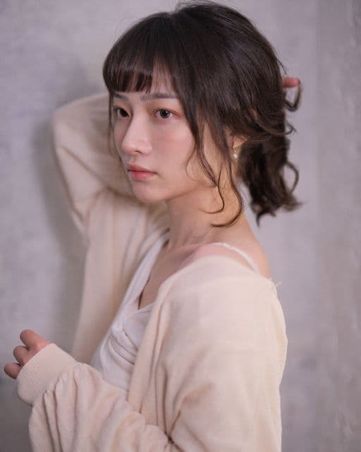 女生中長髮、短瀏海、女生燙髮