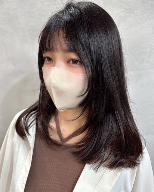女生長髮、短瀏海、鵝蛋臉