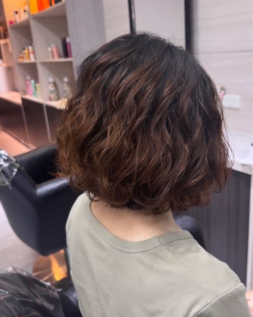 女生中長髮、短瀏海、女生染髮