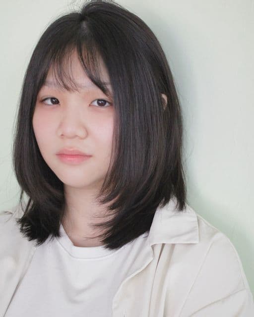 女生中長髮、短瀏海、圓臉