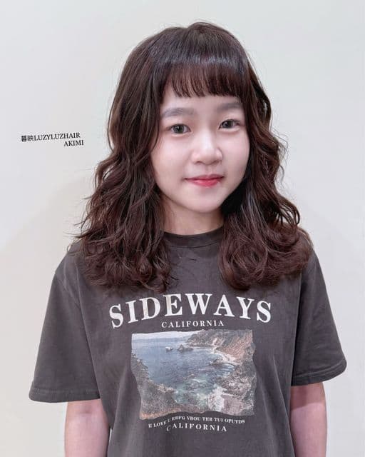 女生中長髮、短瀏海、女生染髮