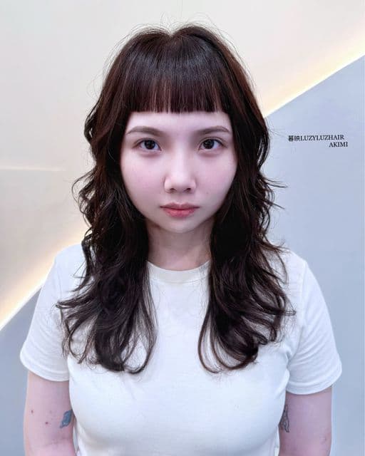 女生中長髮、短瀏海、女生燙髮