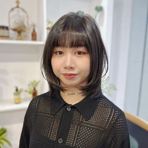 女生中長髮、短瀏海、圓臉
