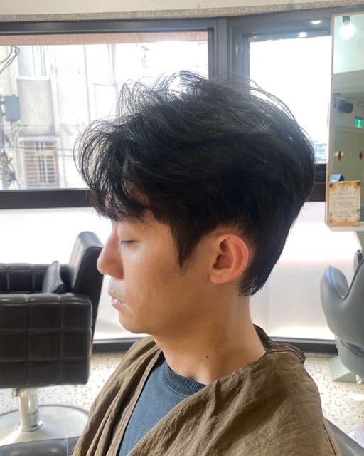 男生短髮、長瀏海、三角臉