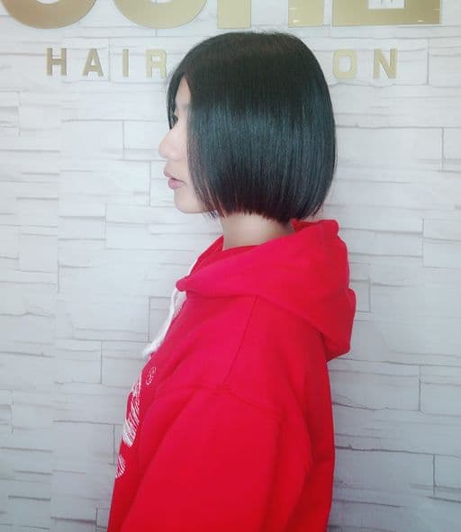 女生中長髮、方臉、粗硬髮