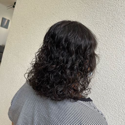女生中長髮、短瀏海、女生燙髮