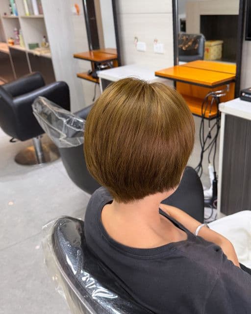 女生中長髮、短瀏海、女生染髮