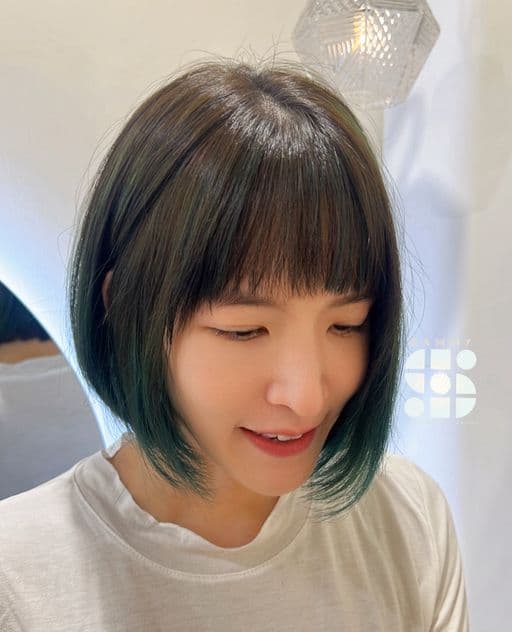 女生中長髮、短瀏海、女生染髮