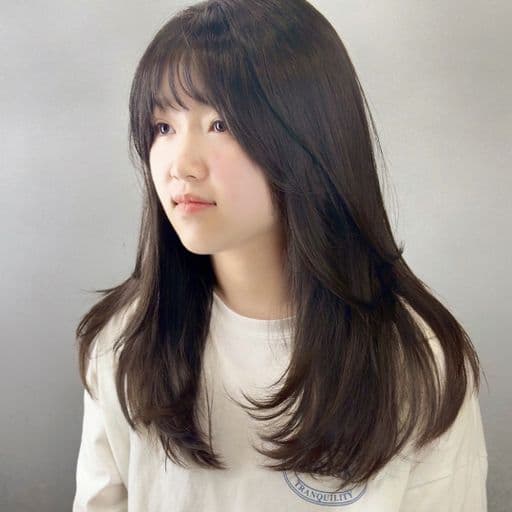 女生長髮、短瀏海、圓臉