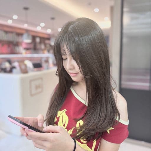 女生長髮、長瀏海、圓臉