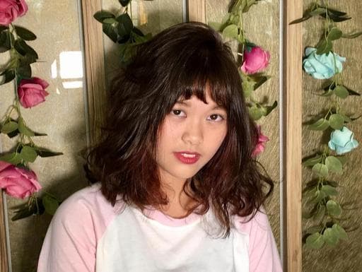 女生眉上瀏海、女生中長髮、春天花季髮色