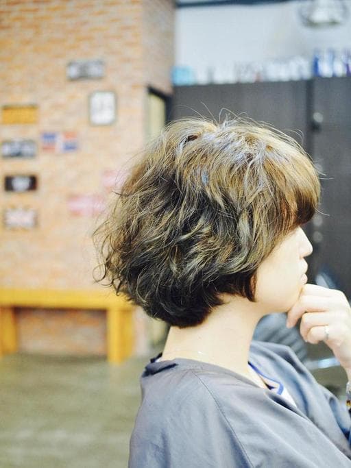 女生短髮、霧面、線條感