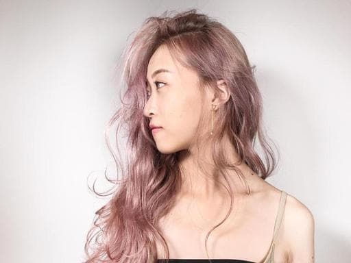 女生長髮、楓糖斑比色