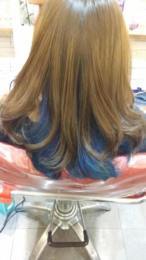 女生長髮、裙擺挑染、線條感