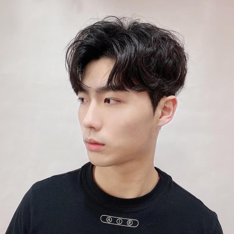comma hair pria dengan volume dan poni melengkung ala Korea
