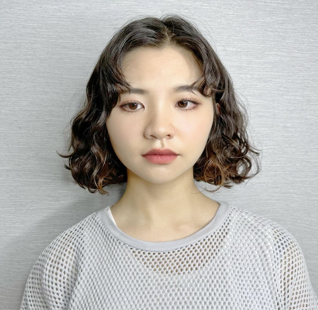 女生短卷髮