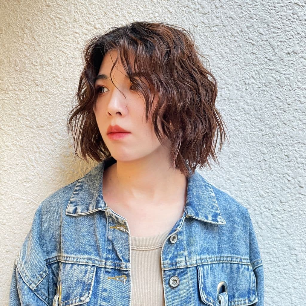 女生短卷髮