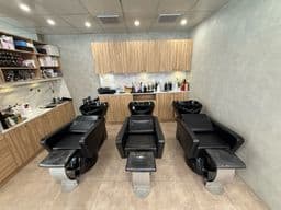 How 王 美 Hair Space