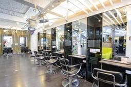 髮首造型沙龍（旗艦店）