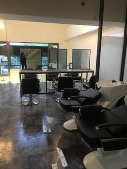 E L hair salon