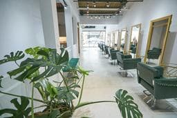 Location 座。髟 Hair Salon