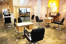 WALL”HAIR SALON